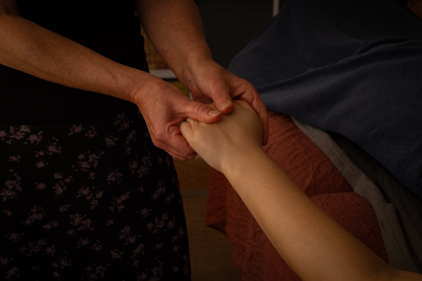 Massage du pied d'un bébé — toucher bienveillant et accueillant